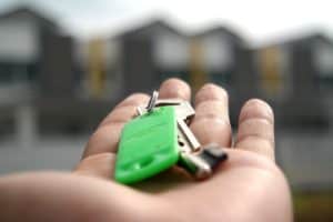 איש מחזיק מפתחות לבית